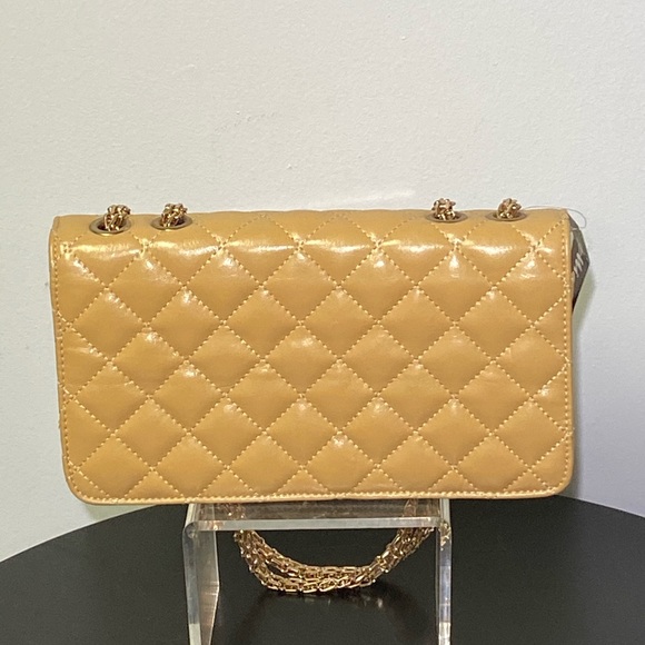 Vegan beige shoulder bag with gold chain strap - Picture 2 of 3